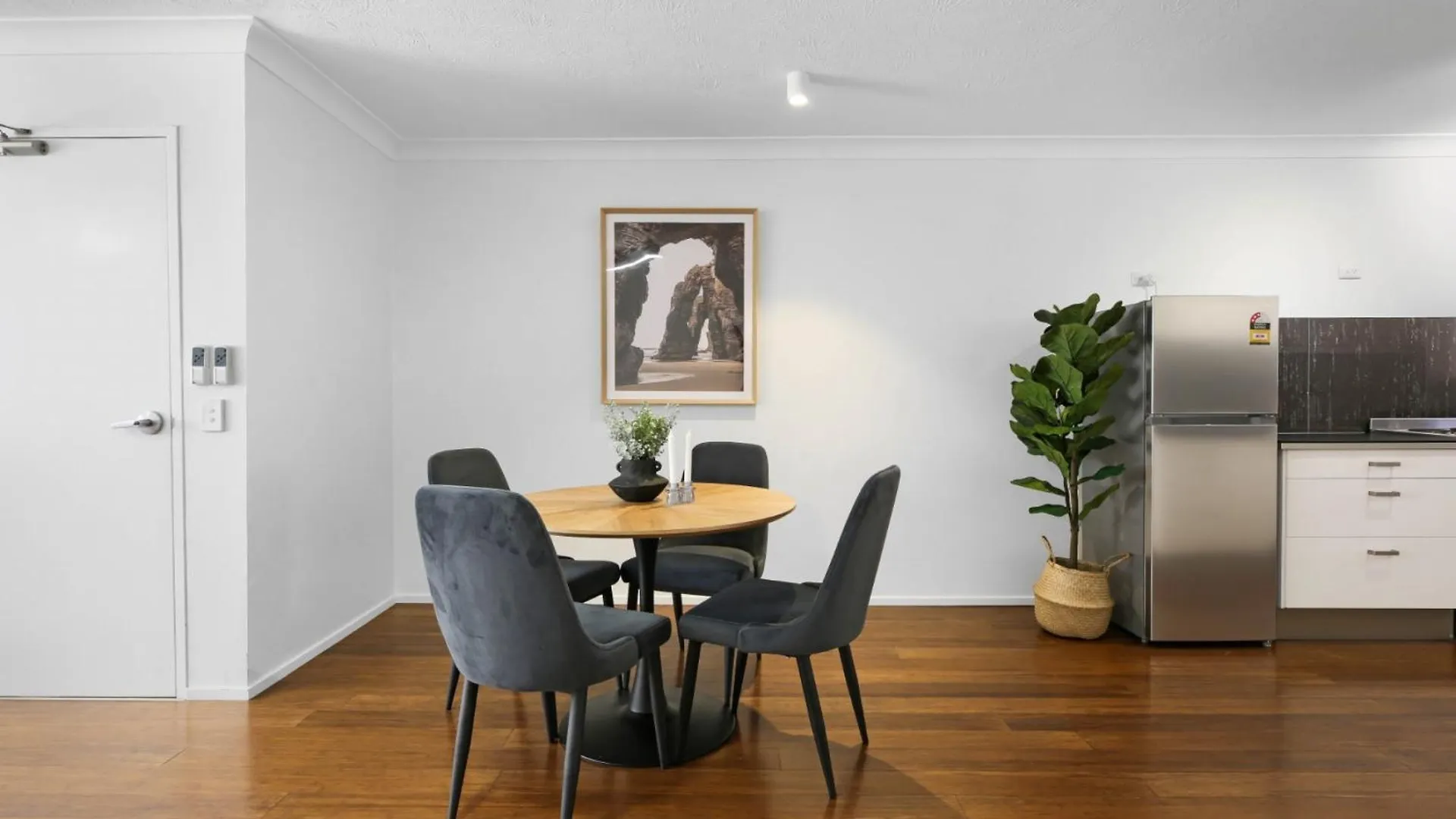 Apartment Coastal 2-Bed With Balcony 200M From Beach Gold Coast