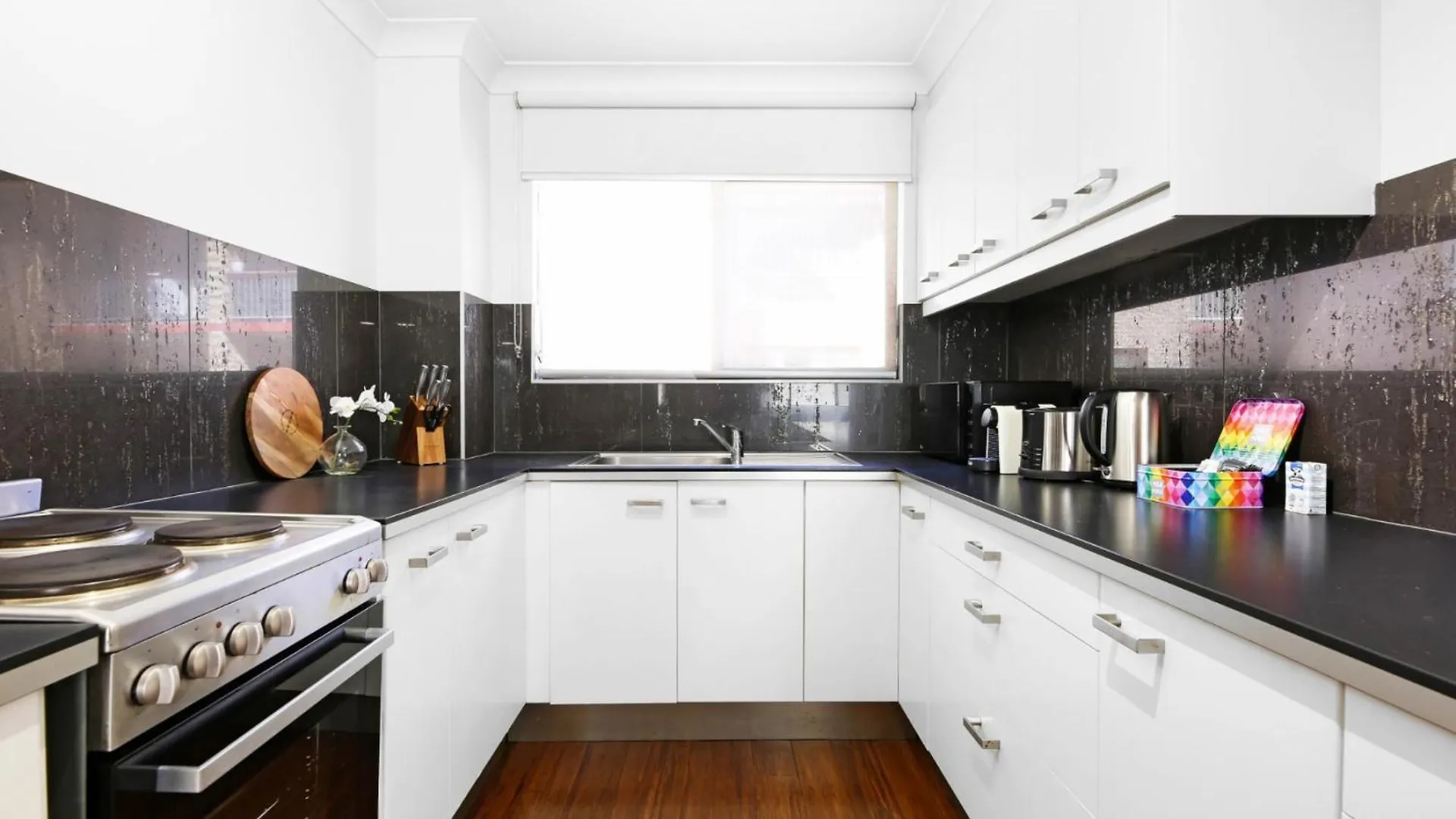 Coastal 2-Bed With Balcony 200M From Beach Gold Coast Apartment