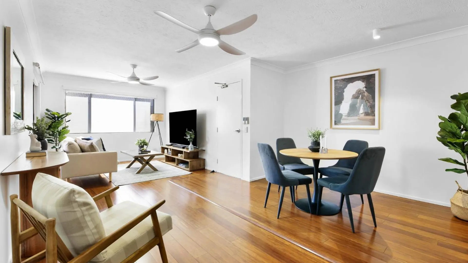 Coastal 2-Bed With Balcony 200M From Beach Gold Coast